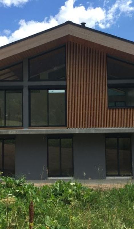 Maison bardage à claire voie, menuiserie aluminium